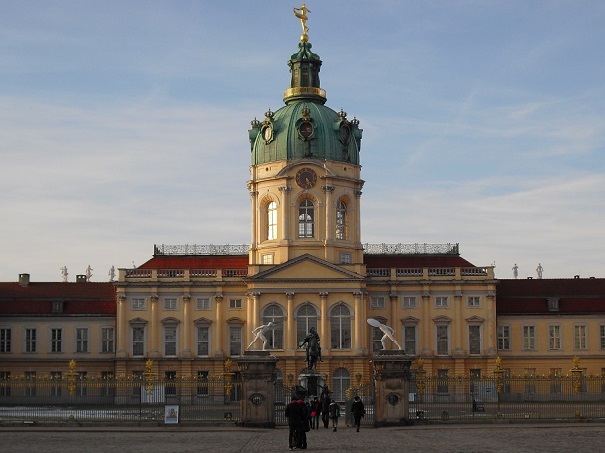 Weihnachtsmarkt vor dem Schloss Charlottenburg. Photo Credit: Benjamin Mack/GALO Magazine.