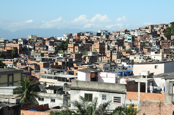 Vila Cruzeiro before it was painted. Photo Credit: Haas & Hahn. 