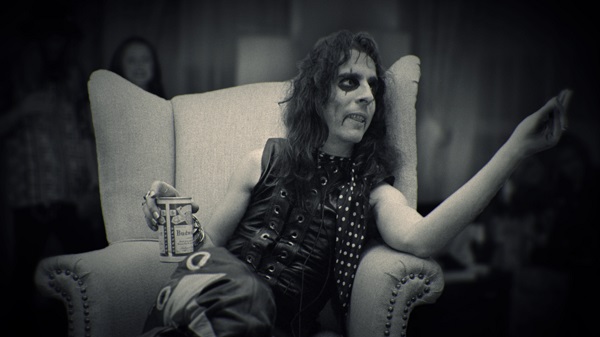 Alice Cooper, relaxing in hotel room between Academy of Music shows, NYC, Dec. 1, 1971. Photo Credit: Len DeLessio.